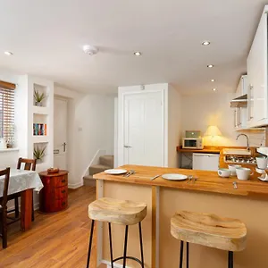 The Coach House, Centrally Located Detached Coach House Holiday home