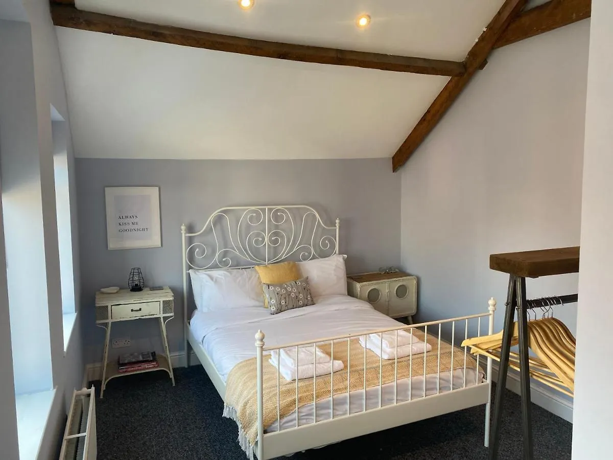 Lovely Coach House With Free Parking contacts