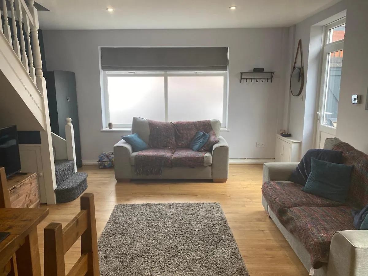 Lovely Coach House With Free Parking Cardiff Holiday home